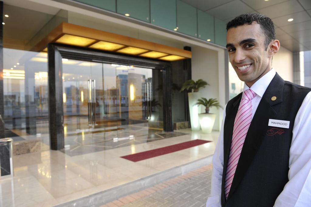 Fraser Suites Seef Bahrain Manama Exterior photo A doorman at a hotel